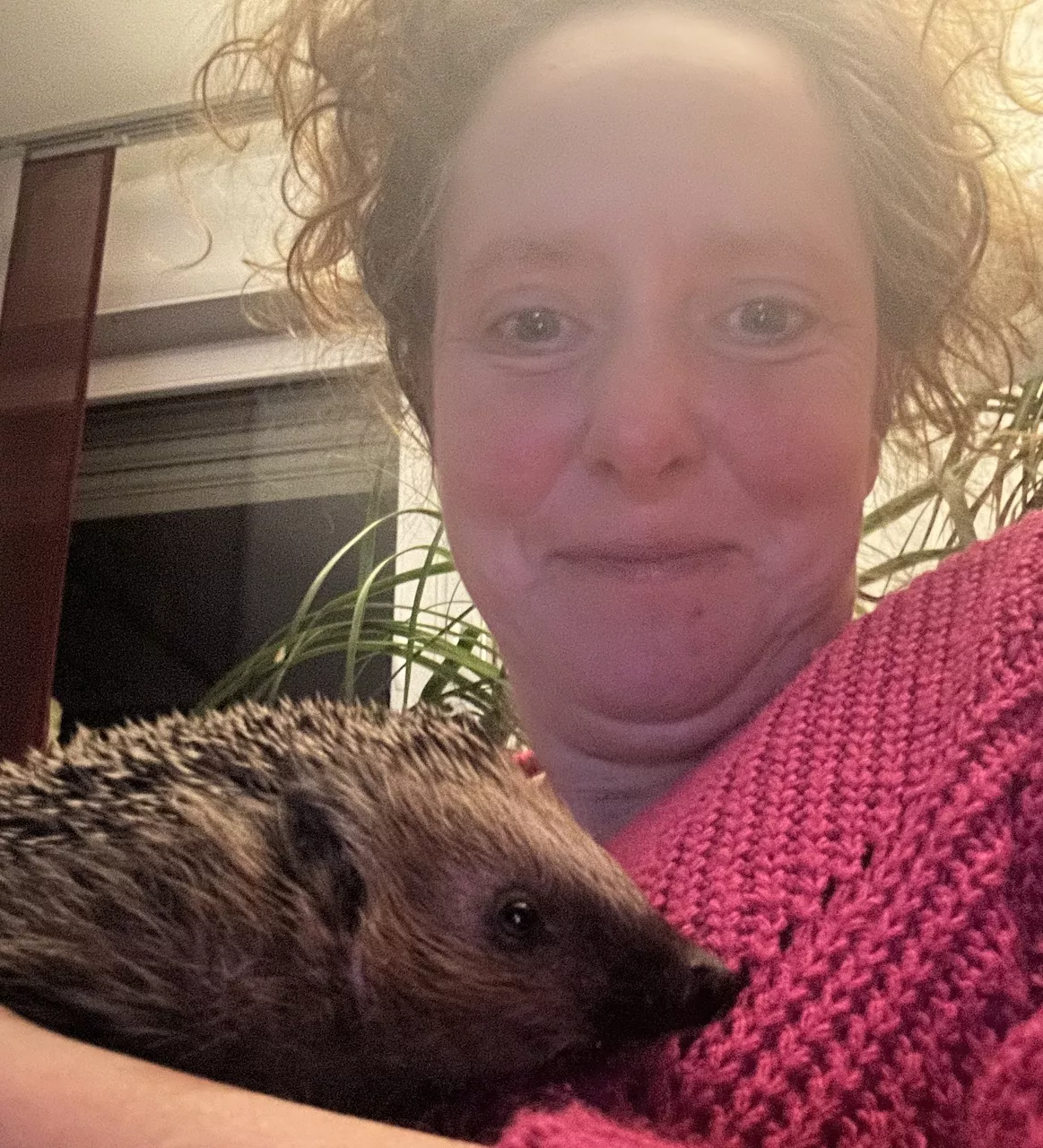Anja mit Igel auf dem Arm