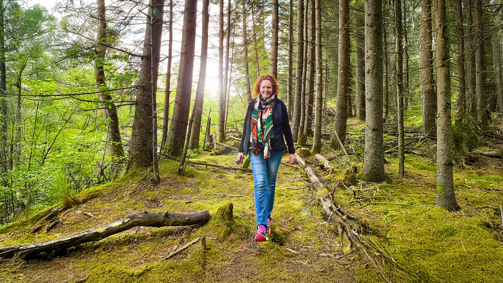 Anja im Wald auf dich zukommend