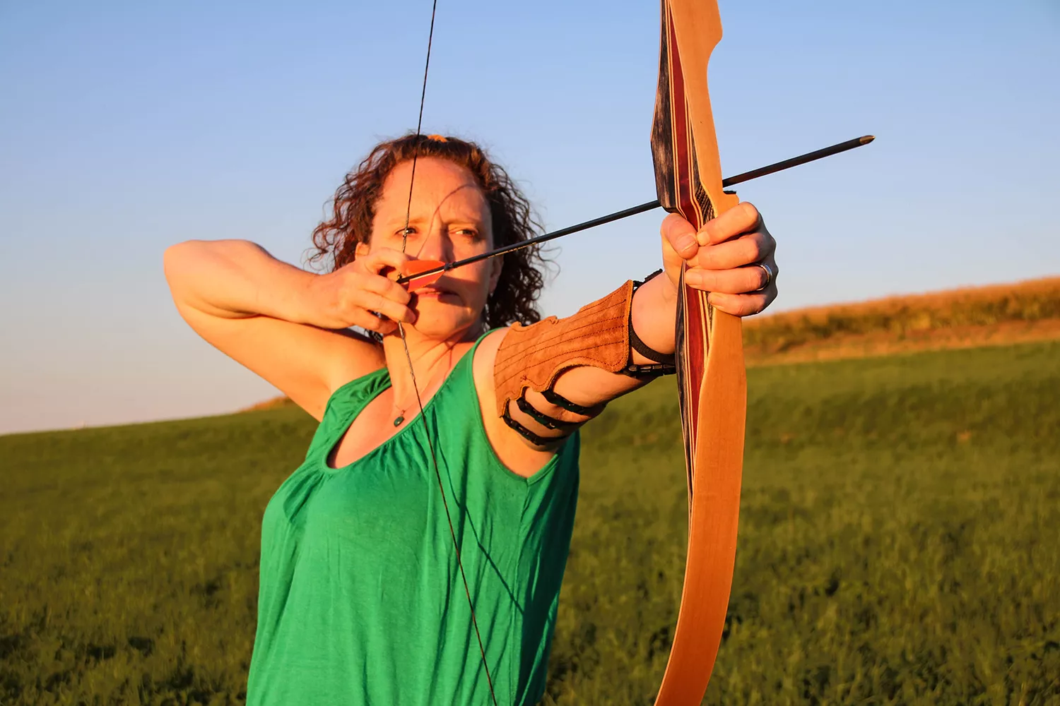 Anja beim Bogenschießen zielend Anja beim Bogenschießen zielend