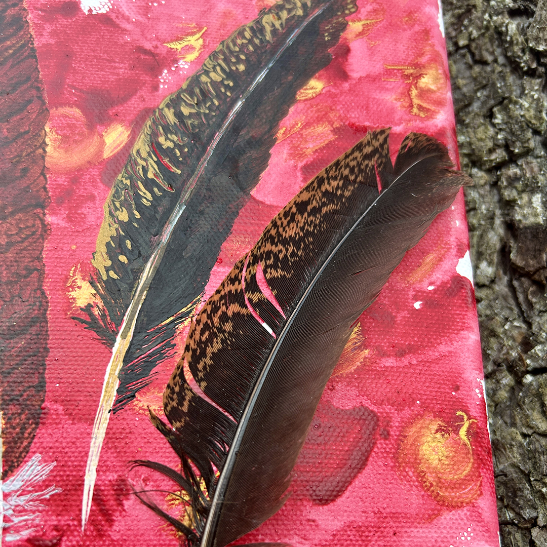 Acrylbild mit vier gold-braunen Federn auf rotem Hintergrund Nahaufnahme