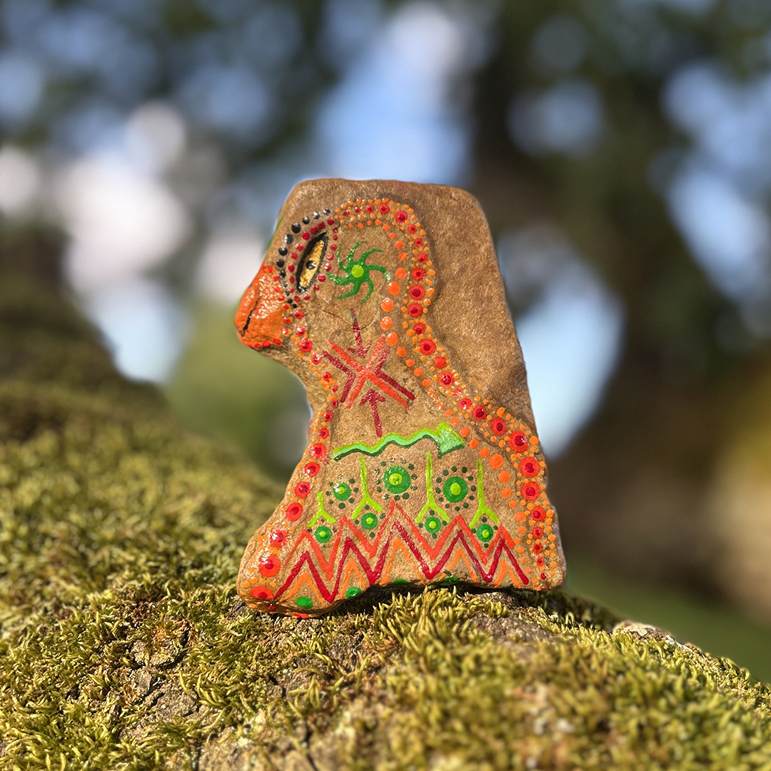 Indianischer Vogel auf einem Stein in Acrylfarbe gestaltet auf Moos