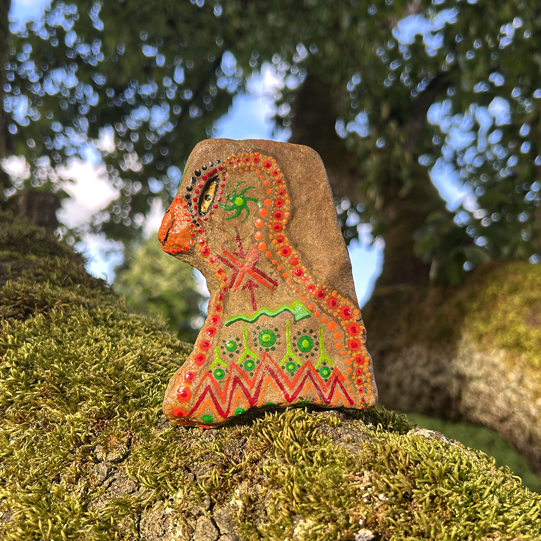 Indianischer Vogel auf einem Stein in Acrylfarbe gestaltet auf Moos