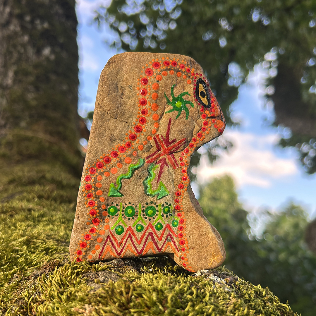 Indianischer Vogel auf einem Stein in Acrylfarbe gestaltet auf Moos