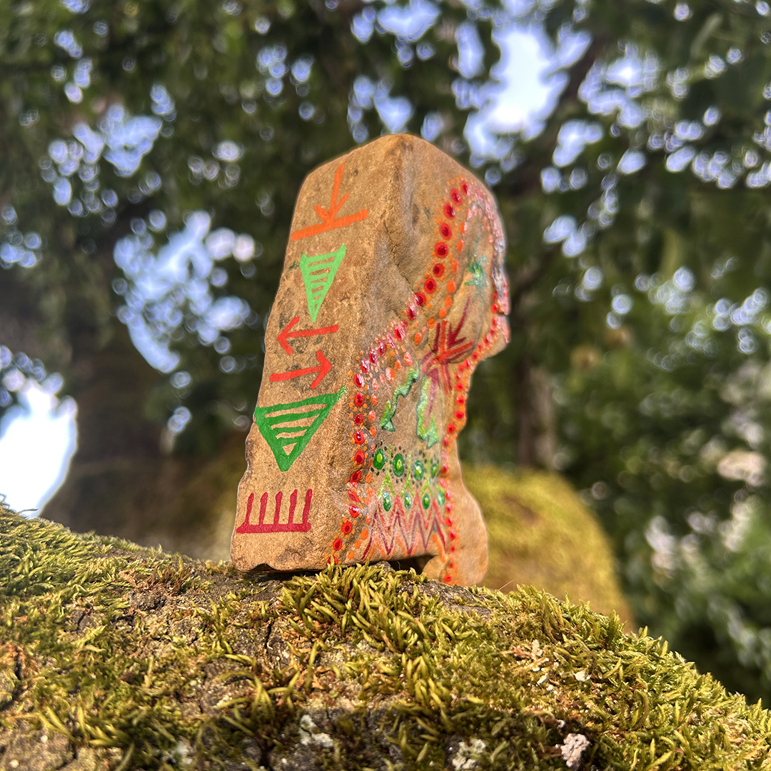 Indianischer Vogel auf einem Stein in Acrylfarbe gestaltet auf Moos Rückseite