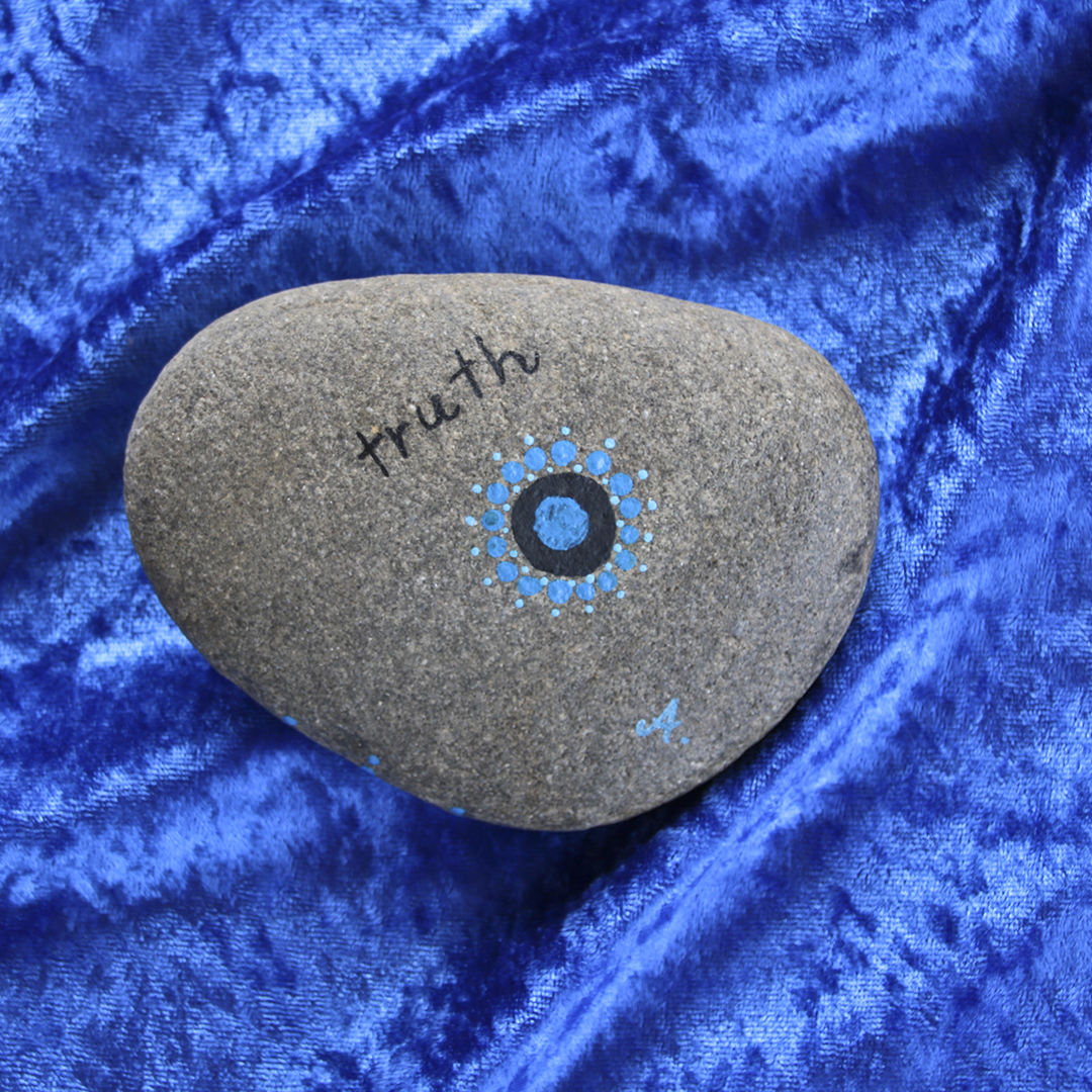 Symbol für Kehlchakra in Blautönen mit Acrylfarbe gestaltet auf Naturstein Rückseite