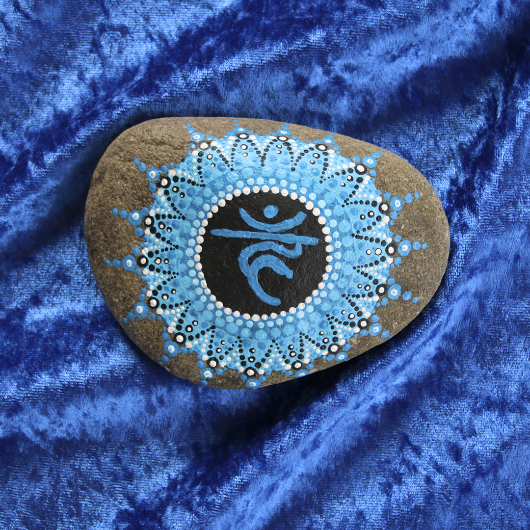 Symbol für Kehlchakra in Blautönen mit Acrylfarbe gestaltet auf Naturstein
