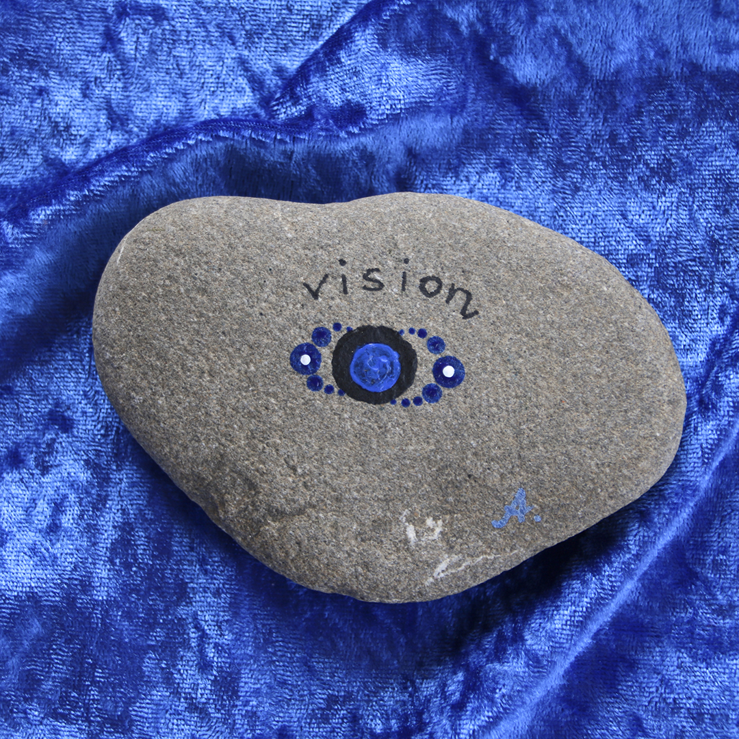 Symbol Stirnchakra in Blautönen mit Acrylfarbe auf Naturstein Rückseite