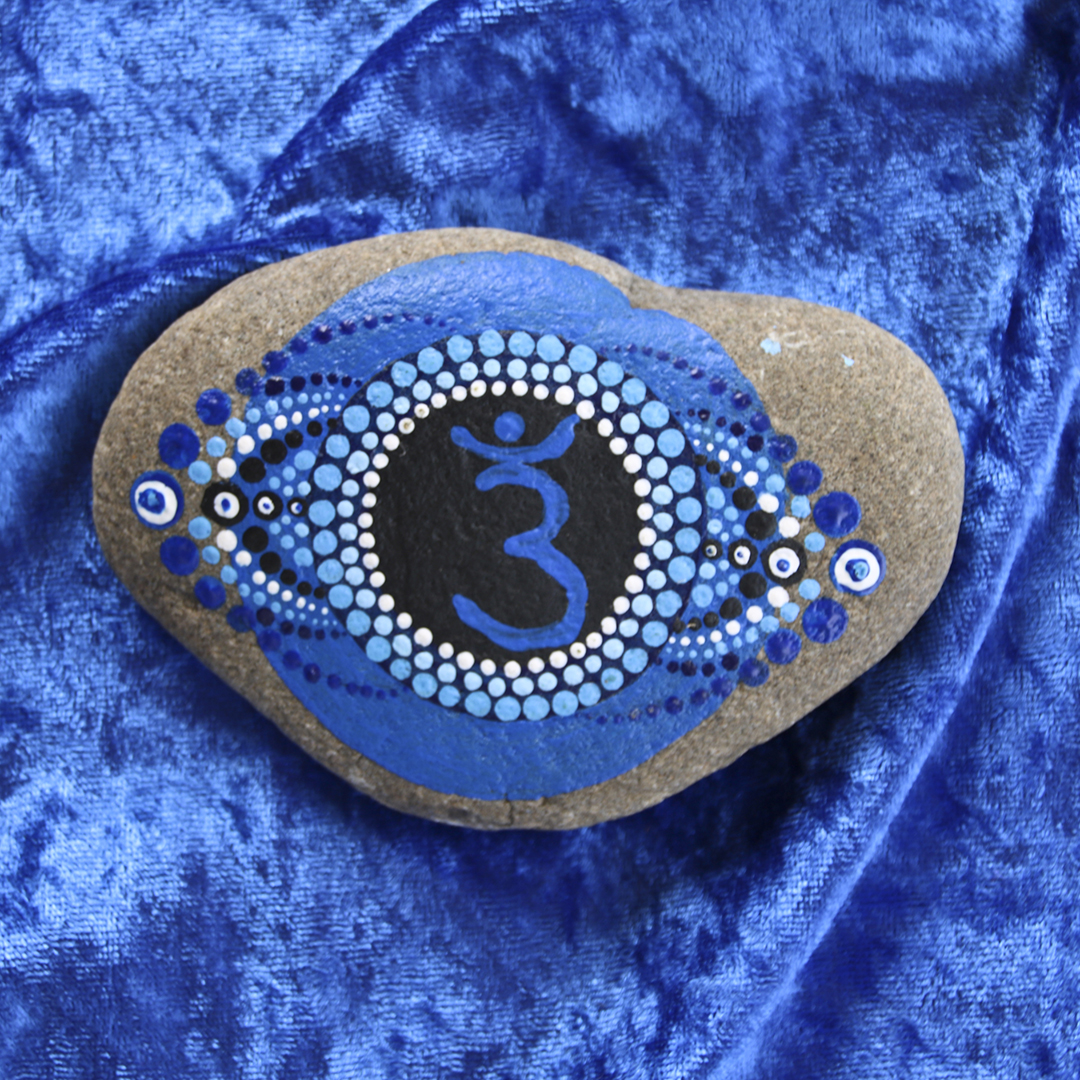 Symbol Stirnchakra in Blautönen mit Acrylfarbe auf Naturstein