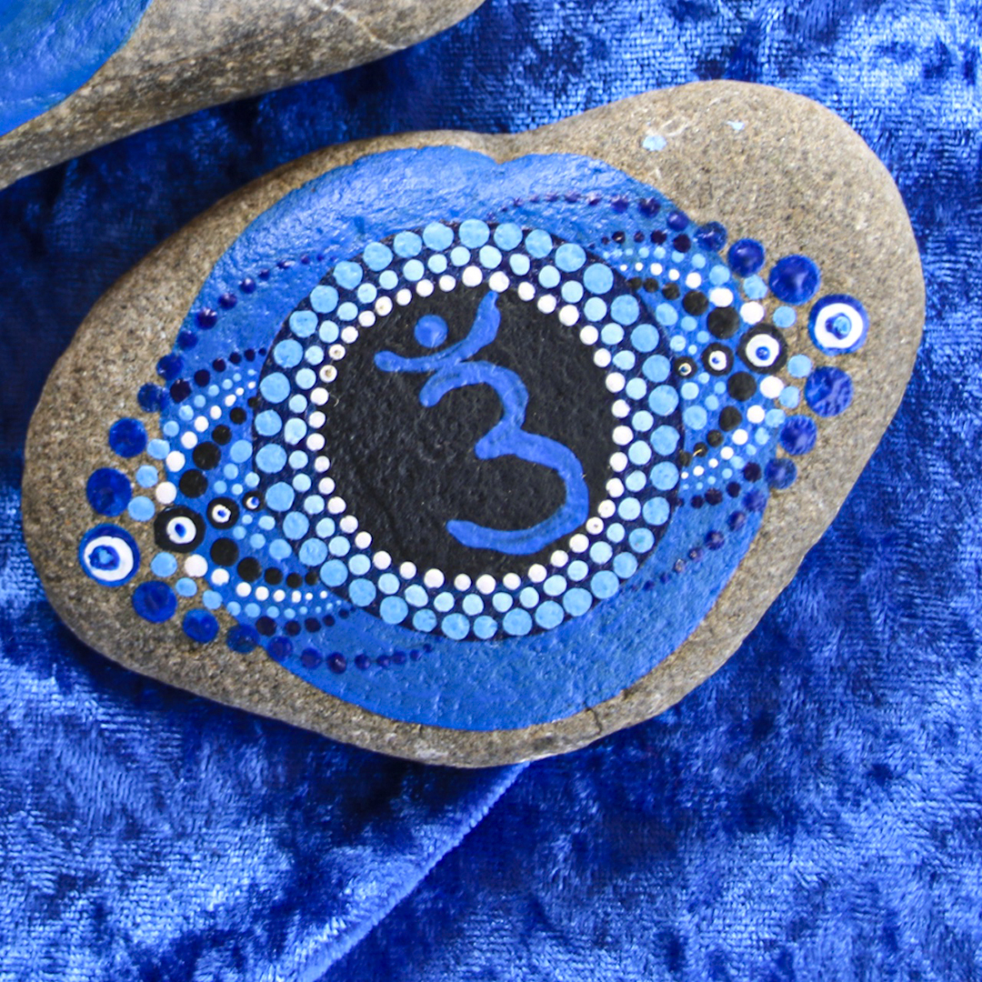 Symbol Stirnchakra in Blautönen mit Acrylfarbe auf Naturstein