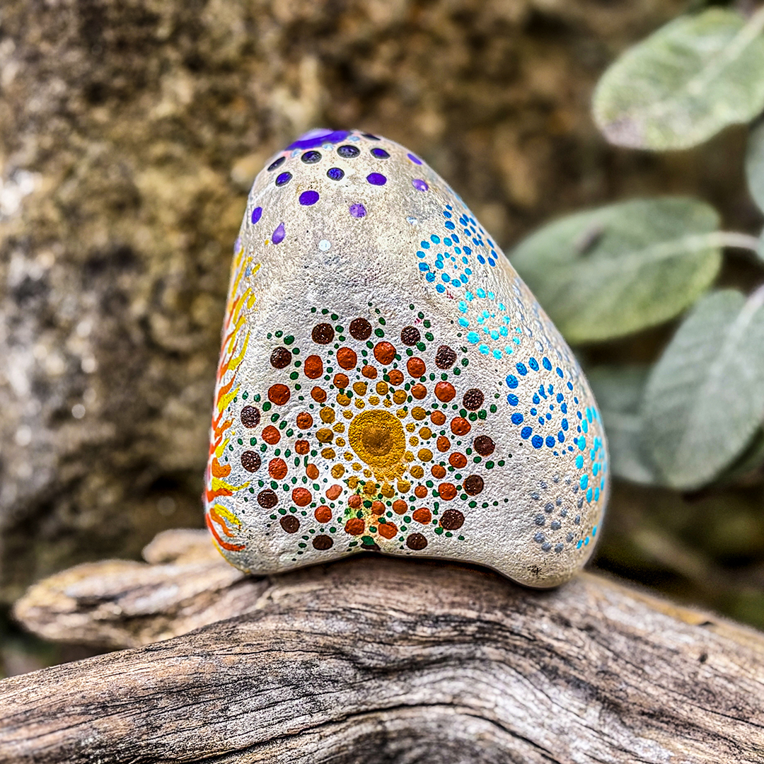 Mandalas für die Elemente auf einemweißen Naturstein in Acrylfarbe gestaltet