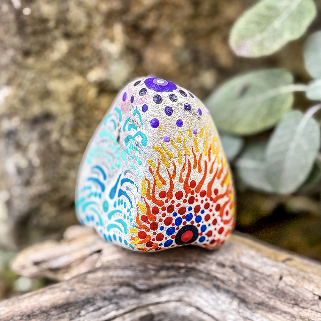 Mandalas für die Elemente auf einemweißen Naturstein in Acrylfarbe gestaltet