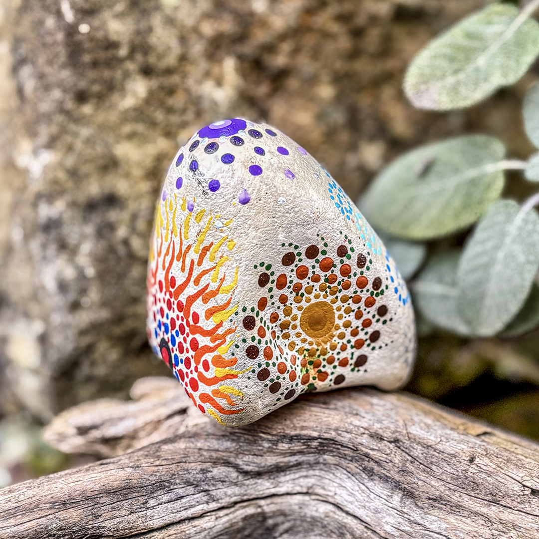 Mandalas für die Elemente auf einemweißen Naturstein in Acrylfarbe gestaltet