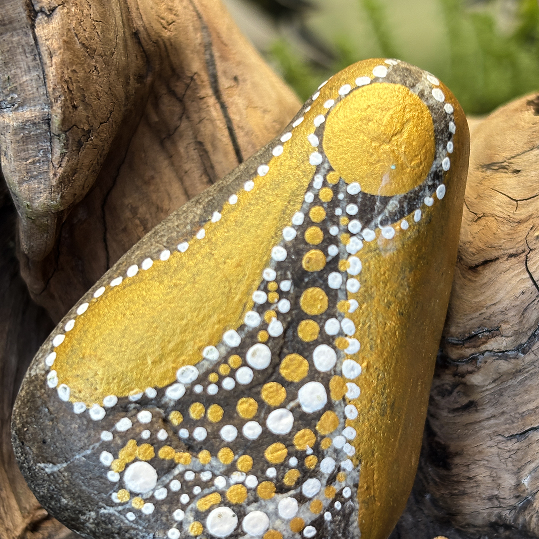 Engel auf Stein mit Acrylfarbe gestaltet auf einer Wurzel stehend liegend