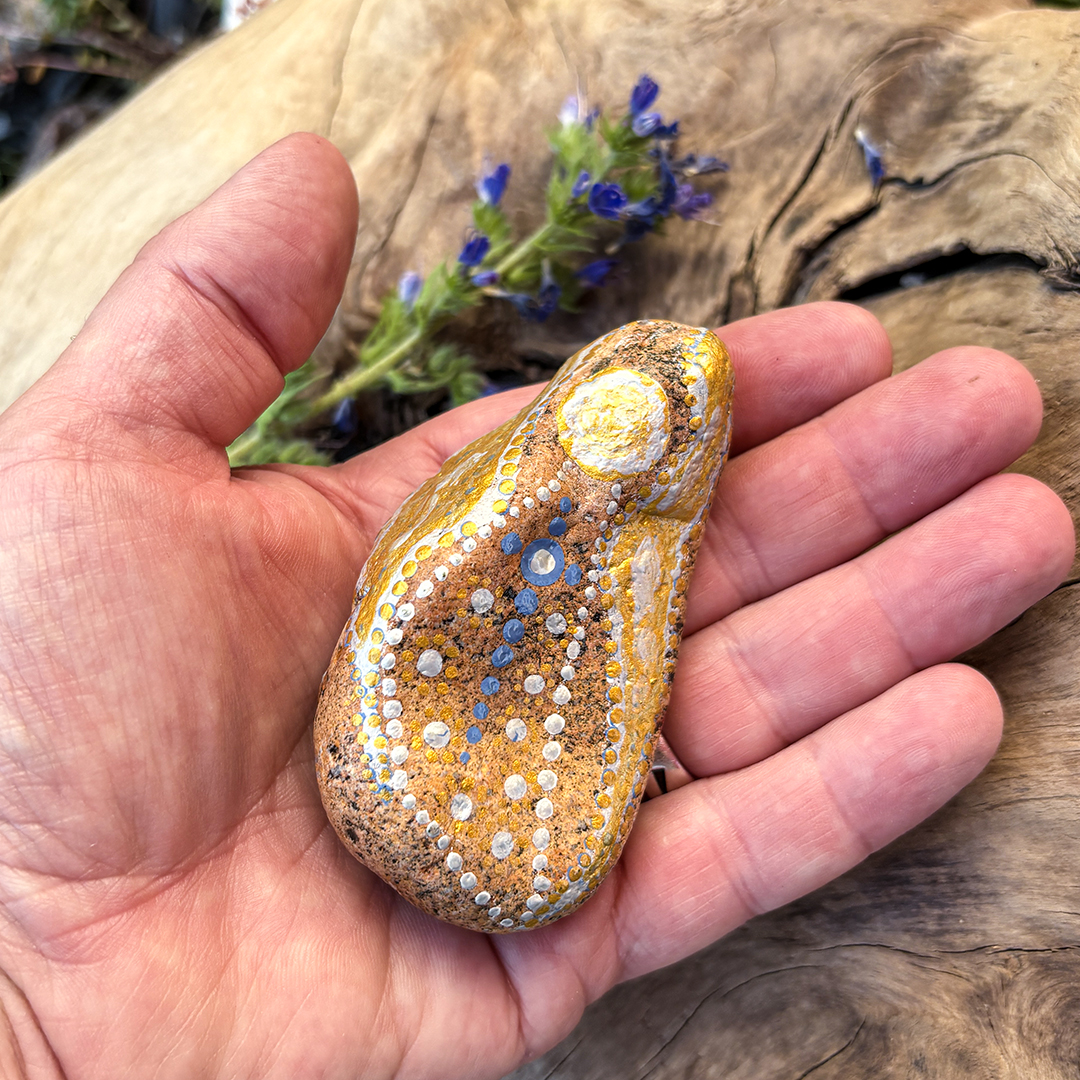 Engel auf Stein mit Acrylfarbe gestaltet auf der Hand
