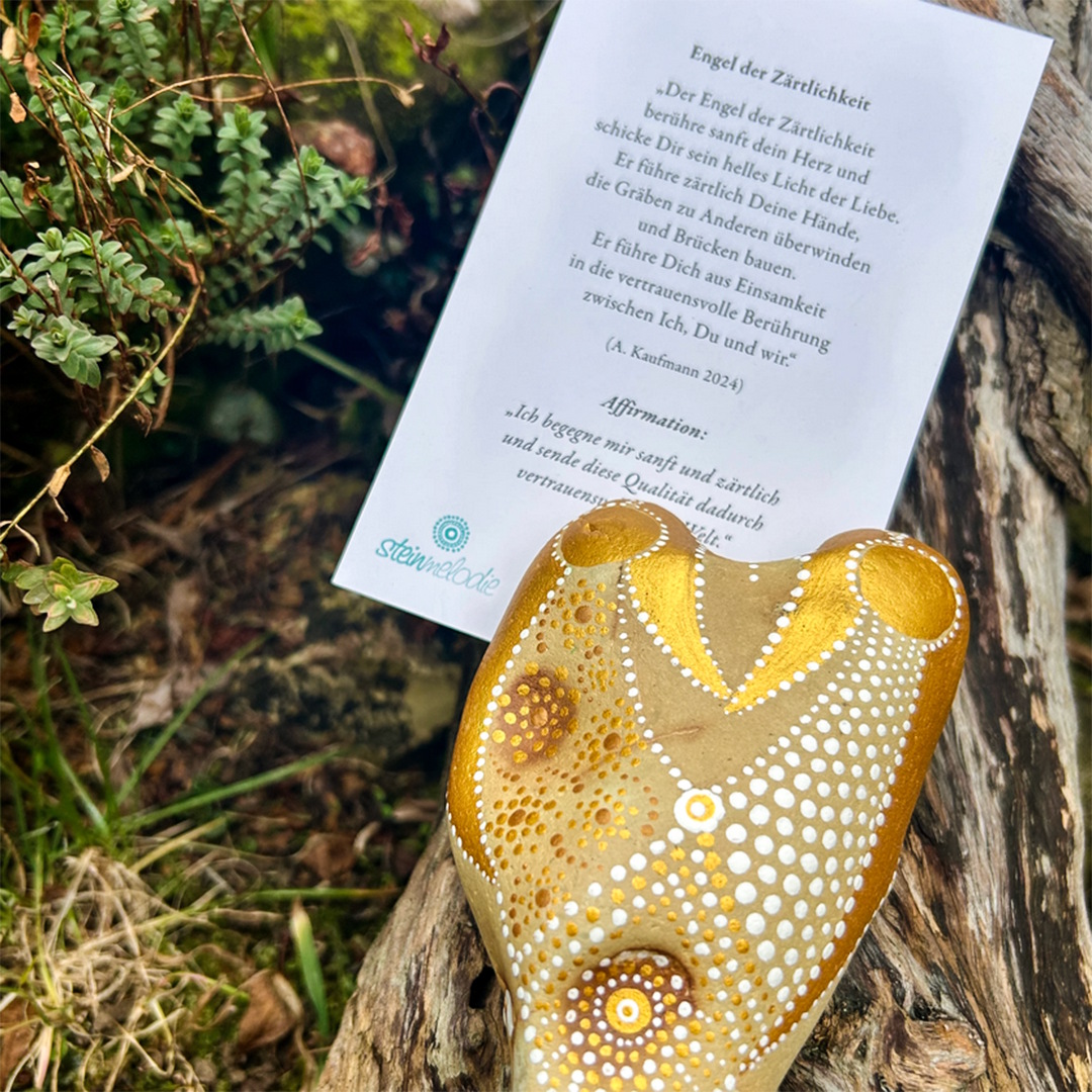 Bemalter Stein, Voderansicht. Darüber Textblatt zur Bedeutung des Steines