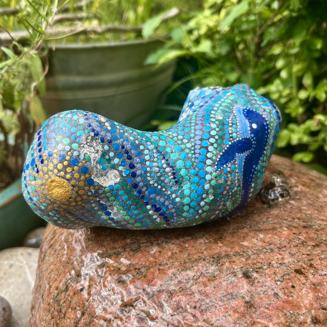 Bemalter Stein mit Sonne, Wasser und Wal
