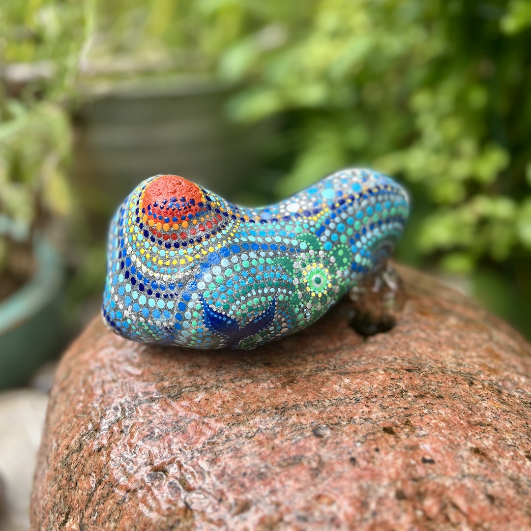 Bemalter Stein mit Sonne, Wasser und Schildkröte