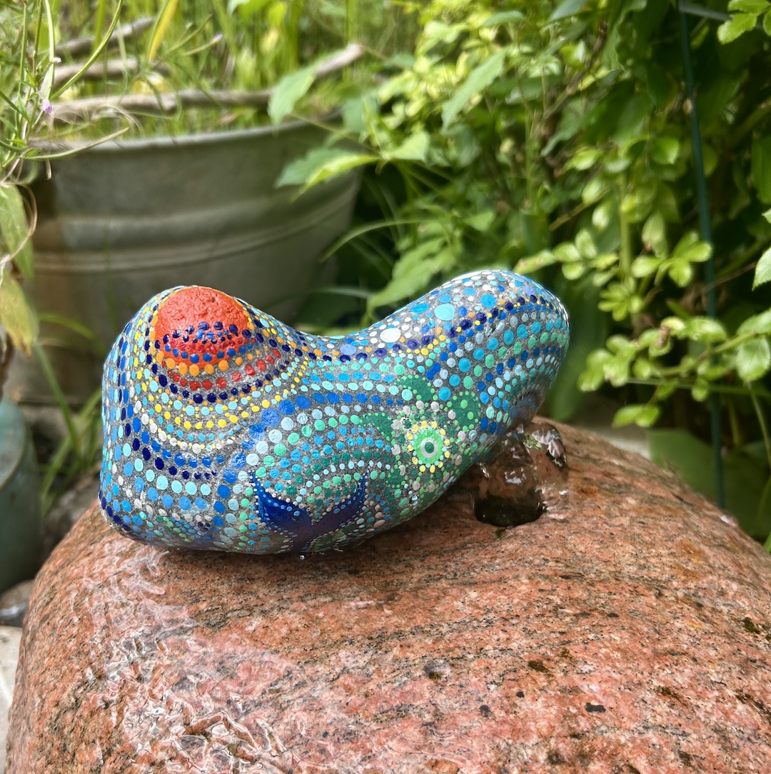 Bemalter Stein mit Sonne, Wasser und Schildkröte