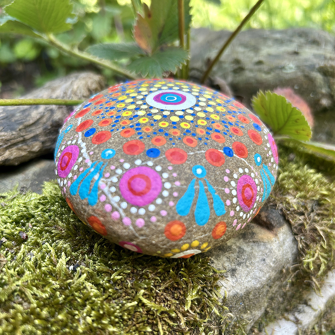 Bemalter Stein mit Mandala von der Seite aus