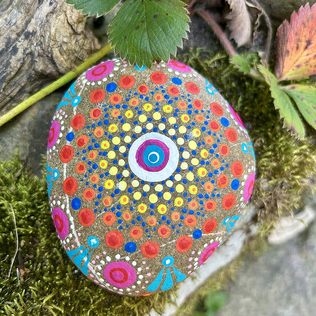 Bemalter Stein mit Mandala von oben