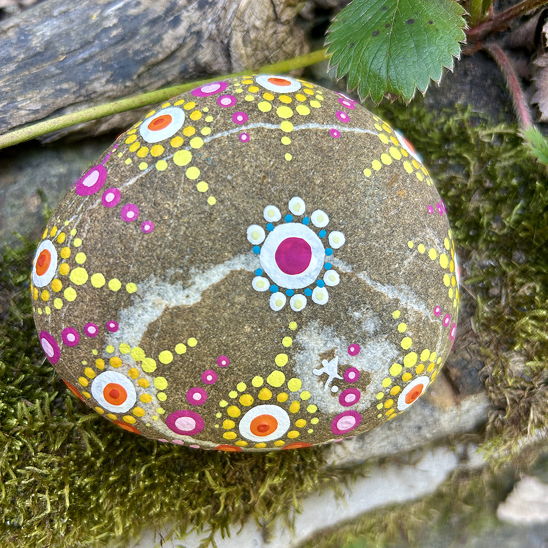 Bemalter Stein mit Punkten Rückseite