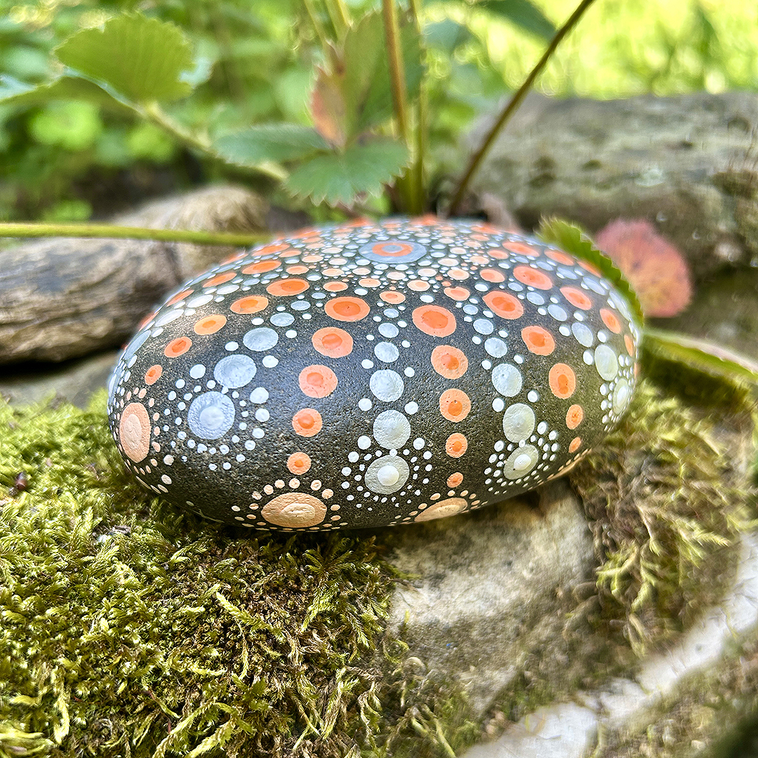 Bemalter Stein mit Mandala von der Seite