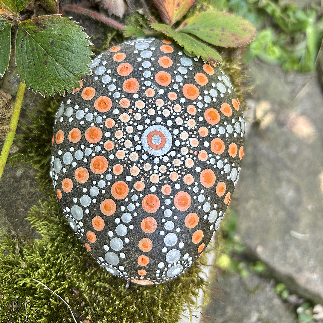 Bemalter Stein mit Mandala von oben