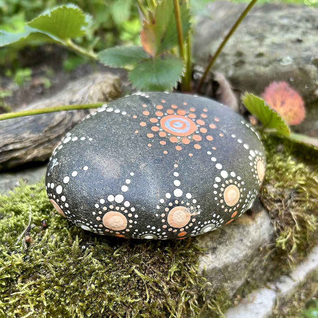 Bemalter Stein mit Mandala Rückseite