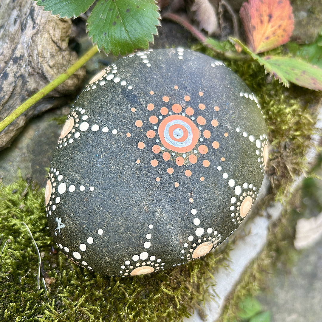 Bemalter Stein mit Mandala Rückseite