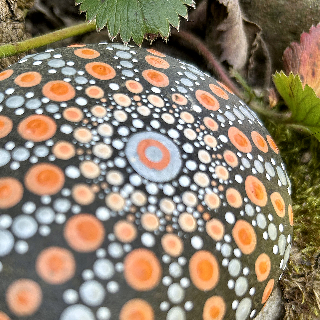Bemalter Stein mit Mandala Nahaufnahme