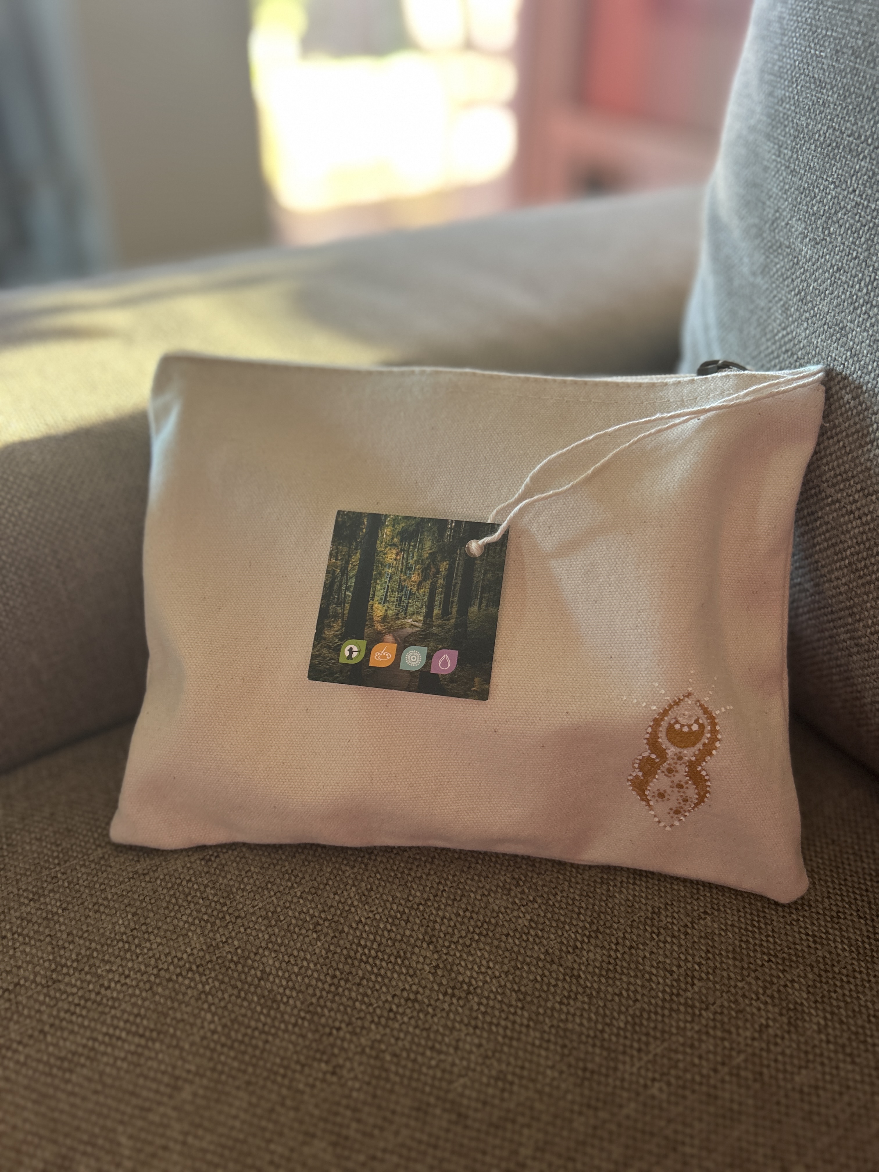 Stofftasche auf Sofa