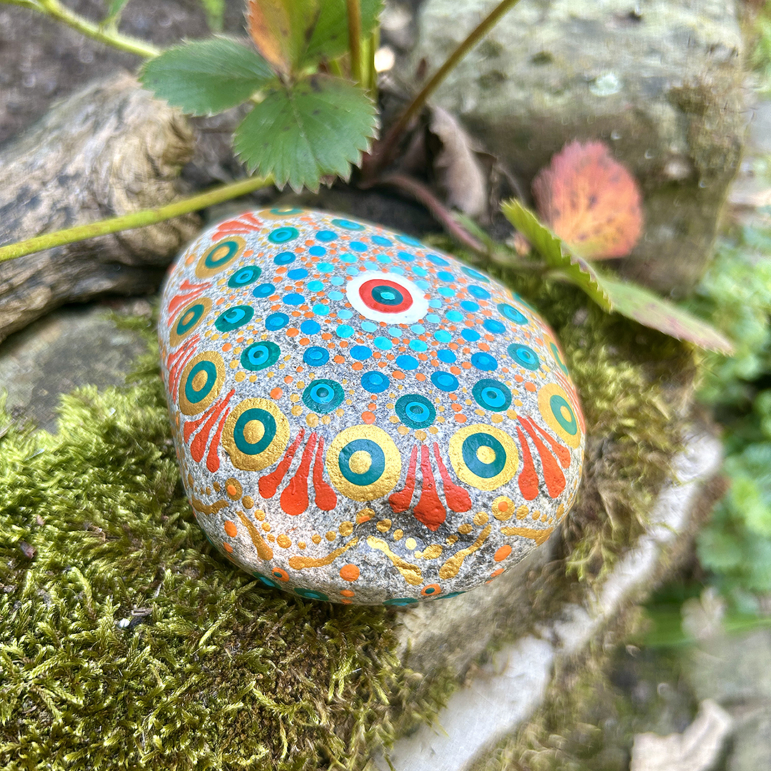 Bemalter Stein mit Mandala seitlich