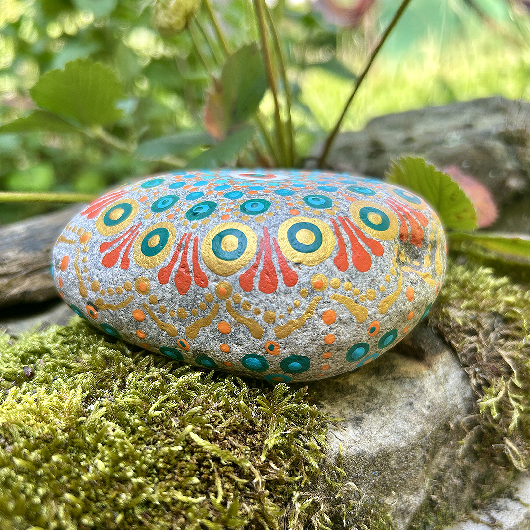 Bemalter Stein mit Mandala seitlich