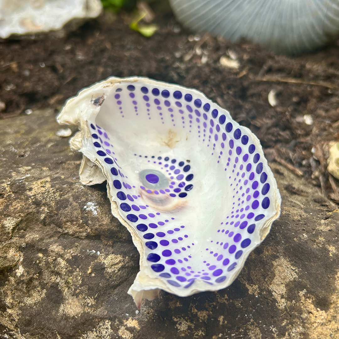 Austernschale in Violett und Silber bemalt