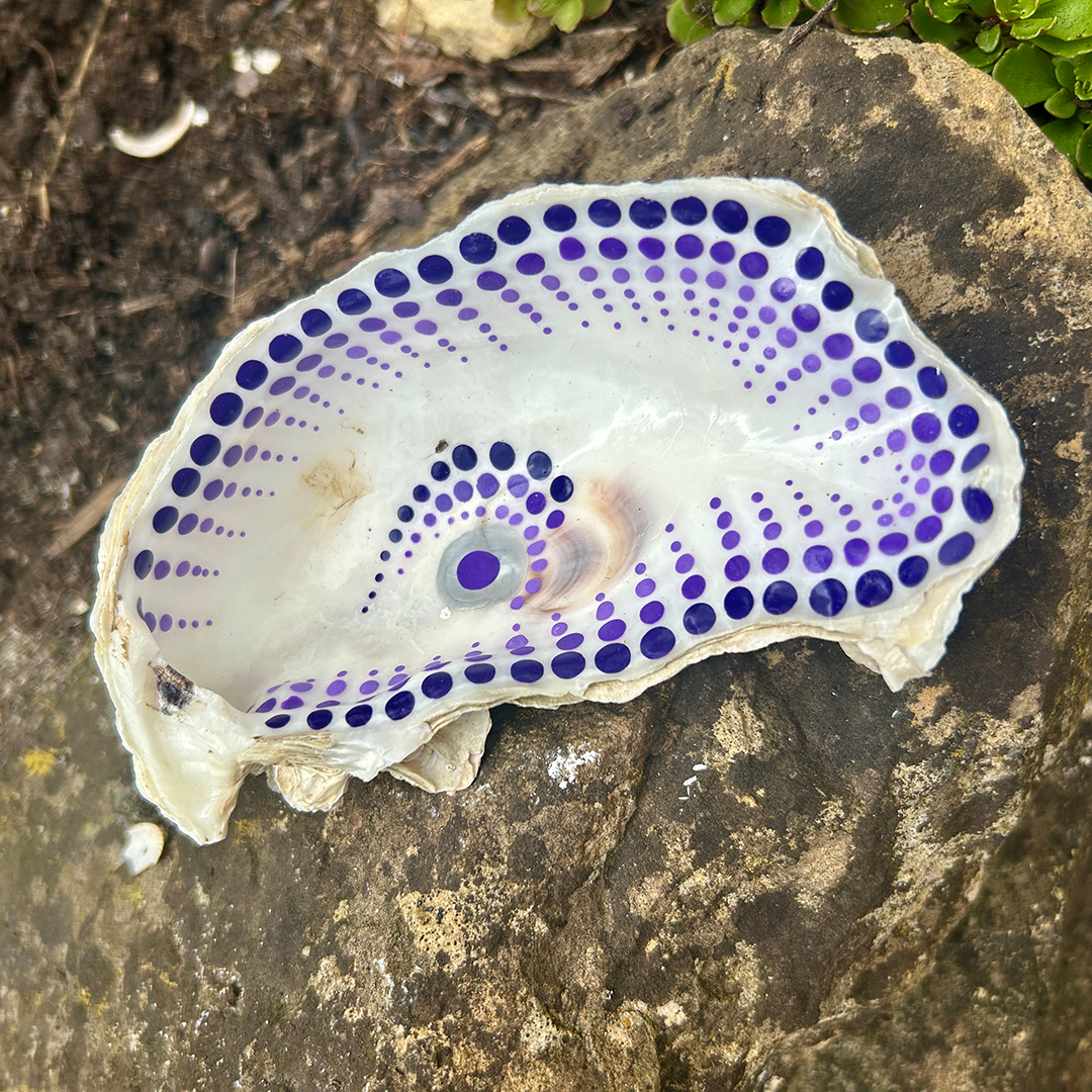 Austernschale in Violett und Silber bemalt