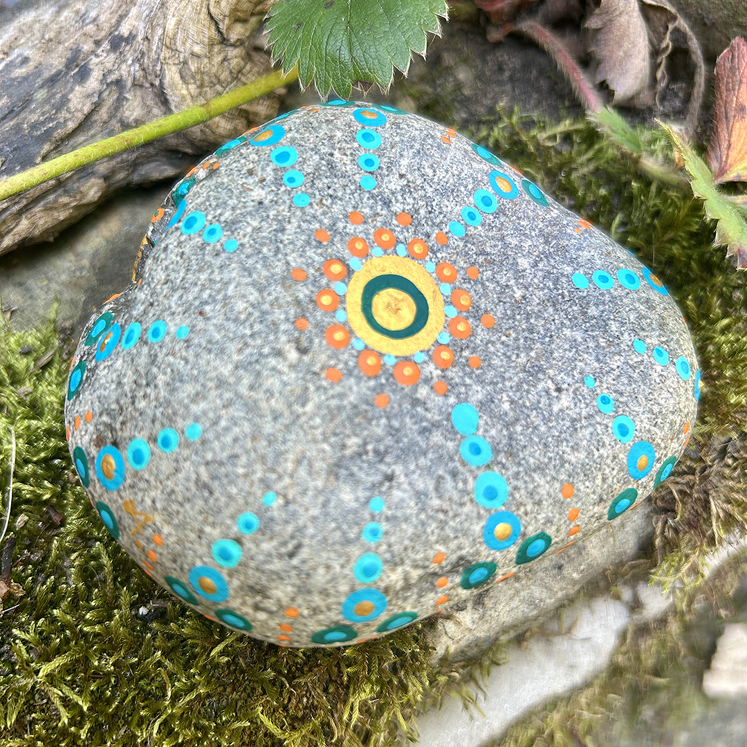 Bemalter Stein mit Mandala Rückseite