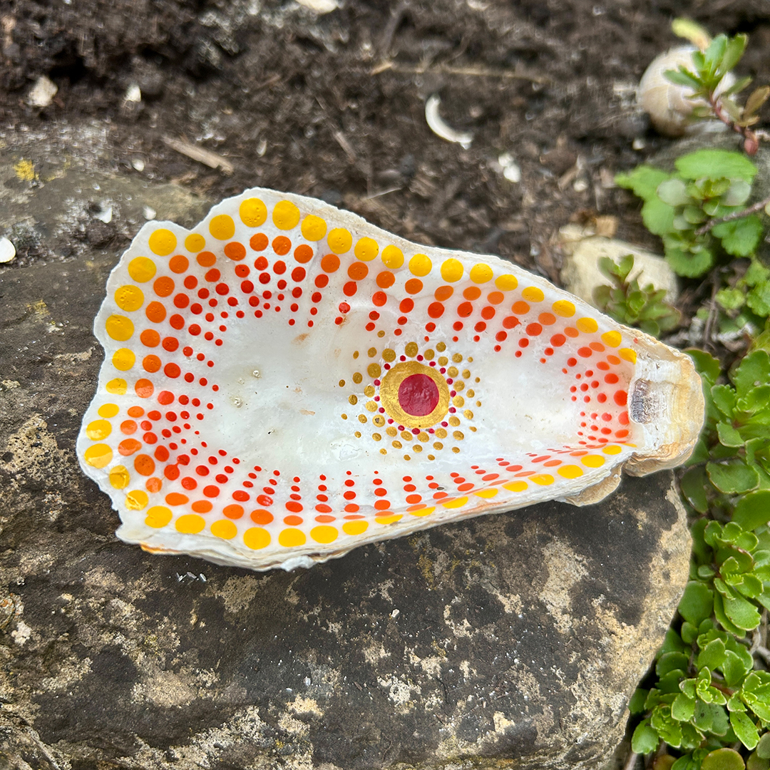 Austernschale in Gelb und Orange bemalt