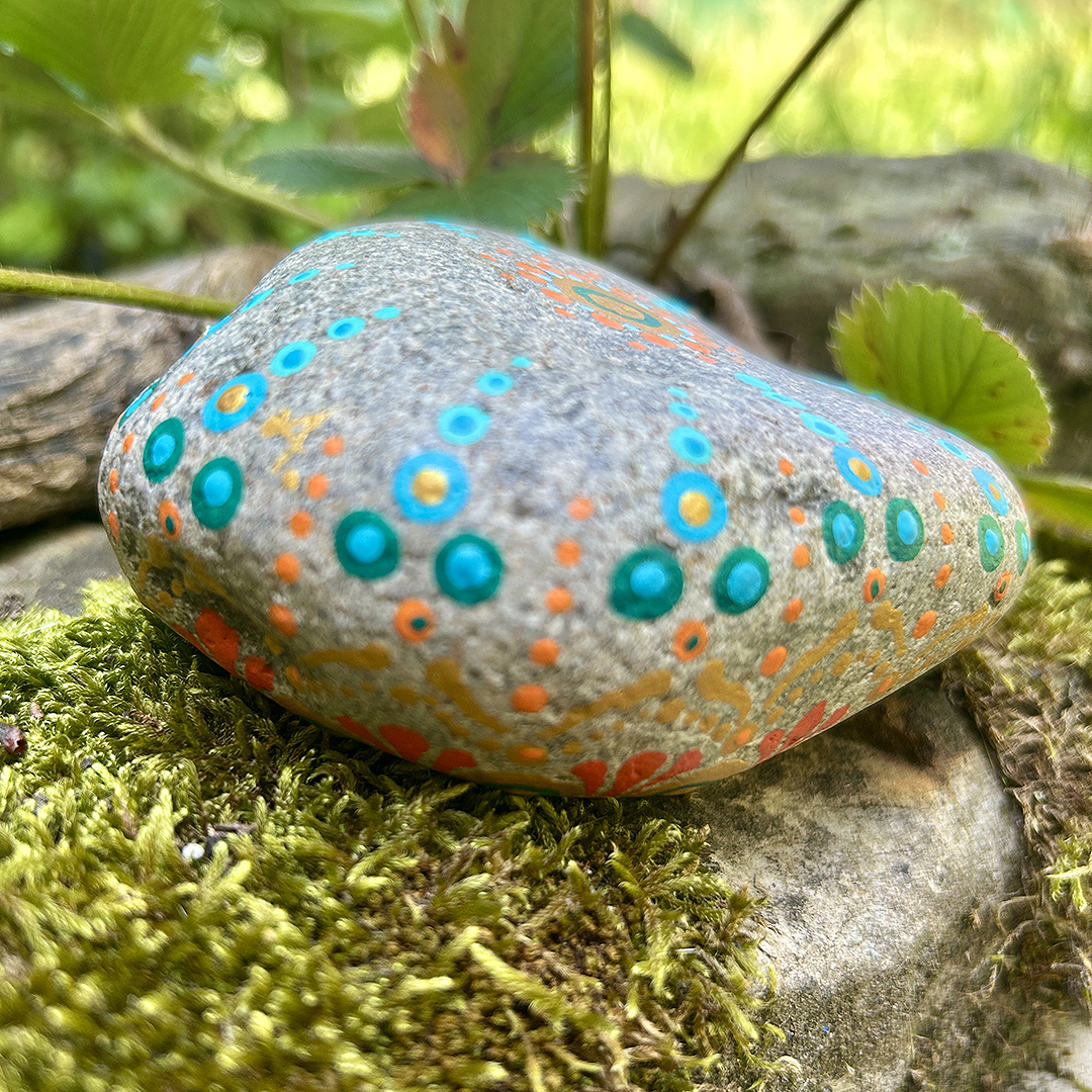 Bemalter Stein mit Mandala Rückseite