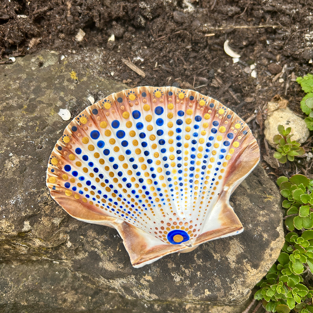 Jakobsmuschelschale in Blau und Gold bemalt