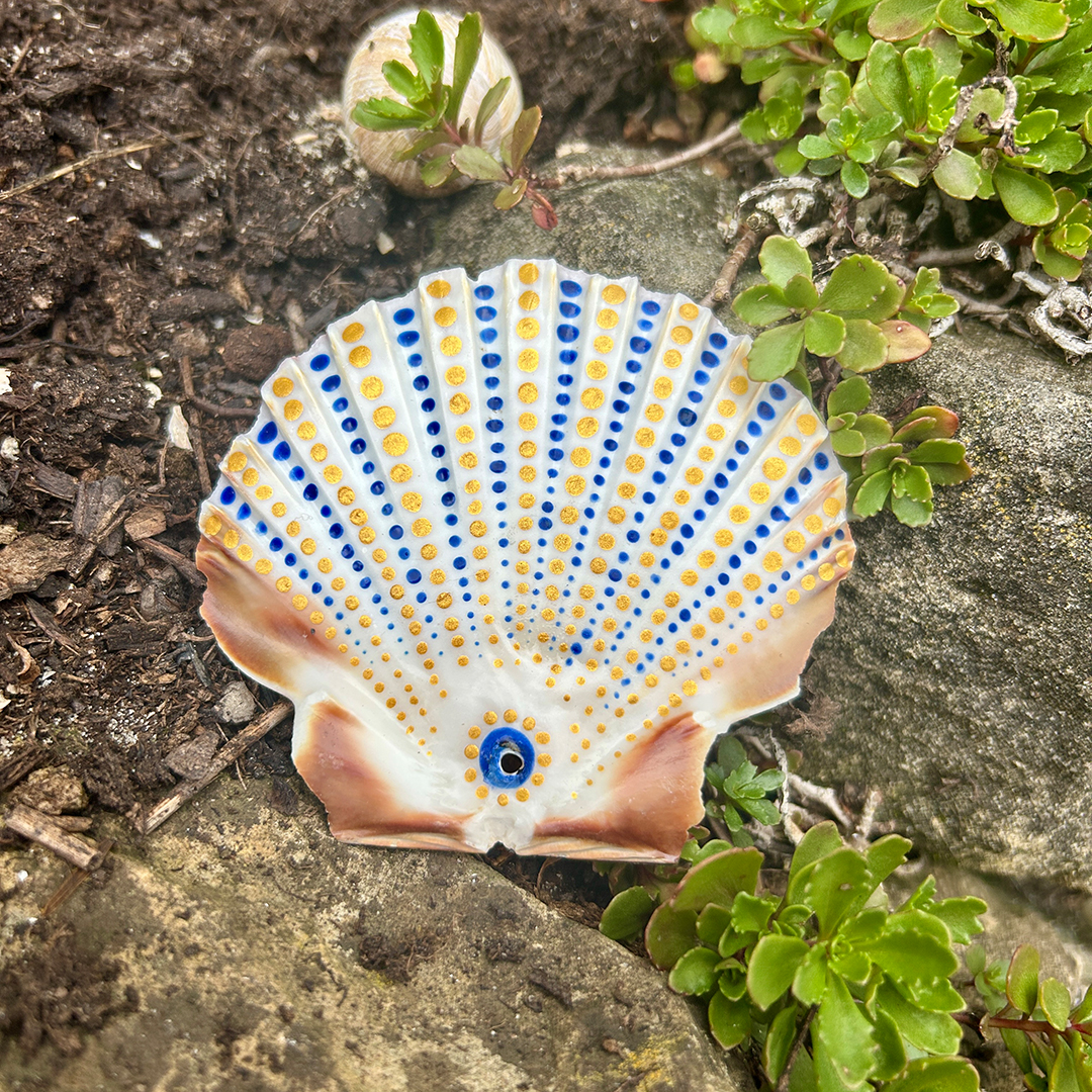 Jakobsmuschel in Blau und Gold bemalt