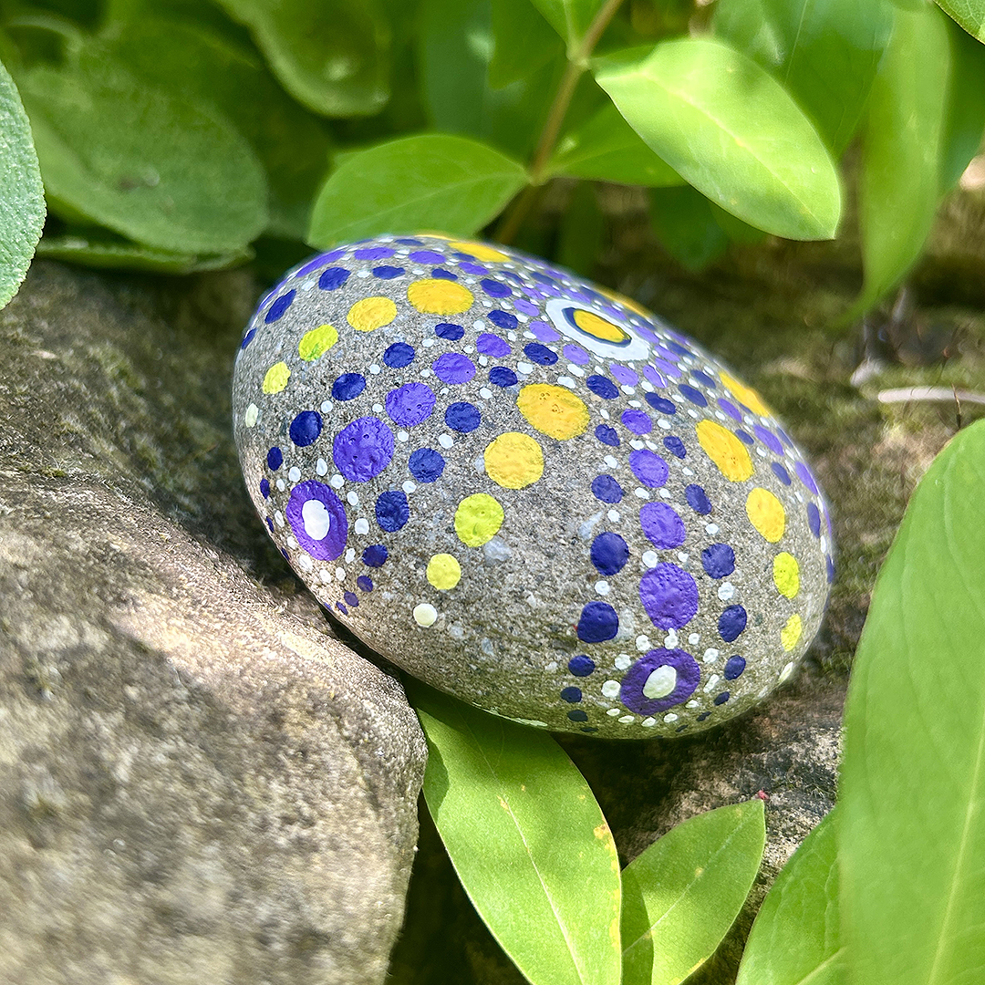 Bemalter Stein mit Mandala seitlich