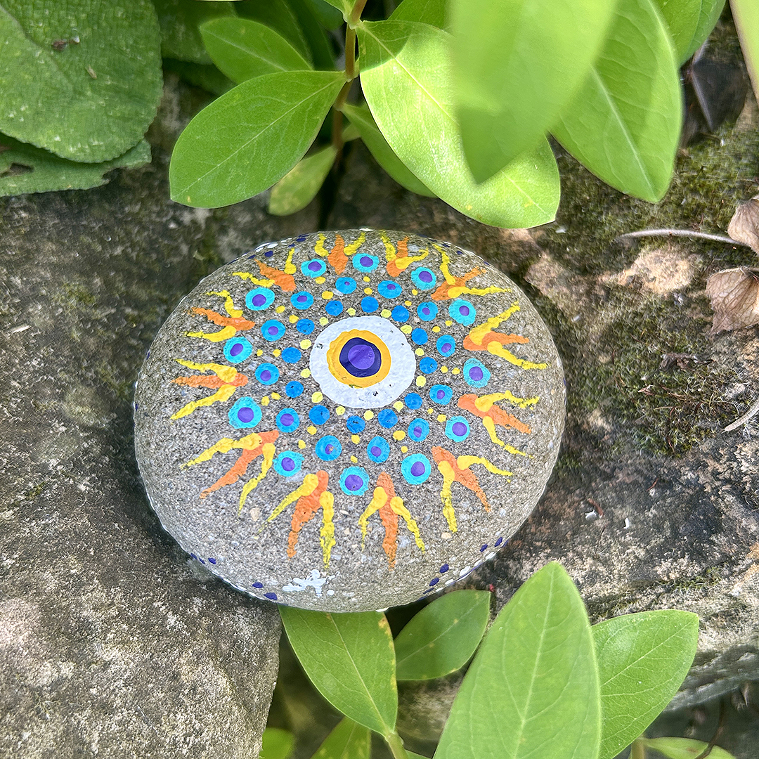 Bemalter Stein mit Mandala Rückseite