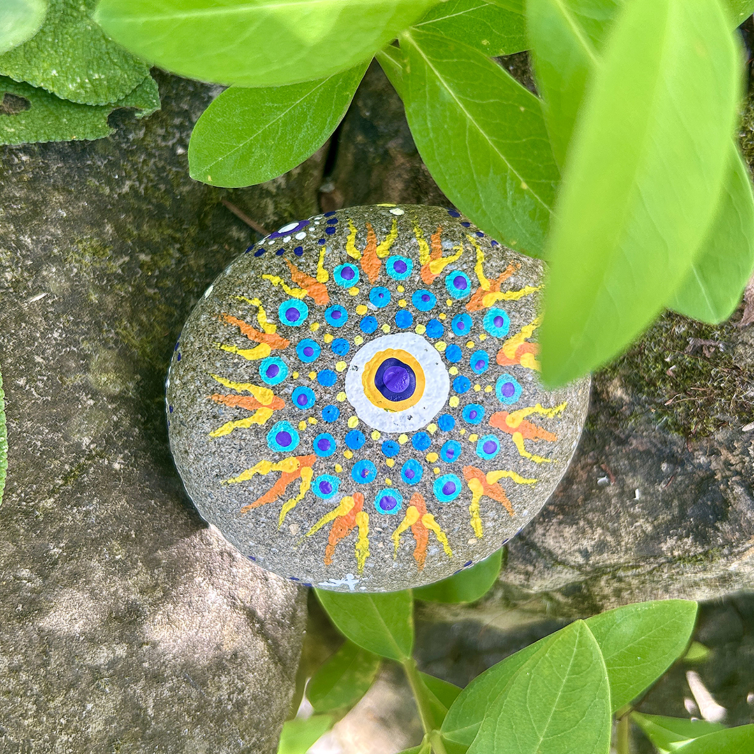 Bemalter Stein mit Mandala Rückseite