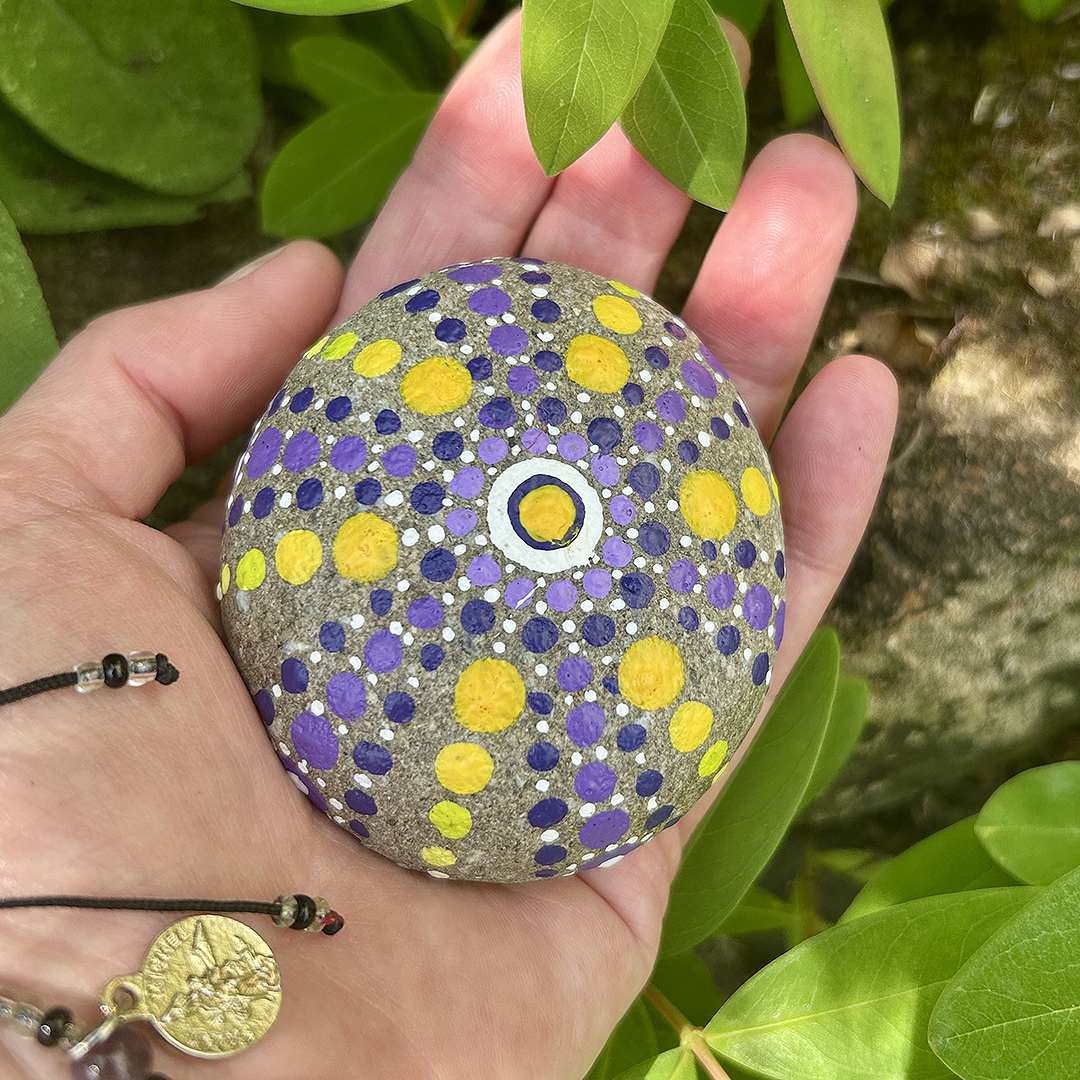 Bemalter Stein mit Mandala in der Hand