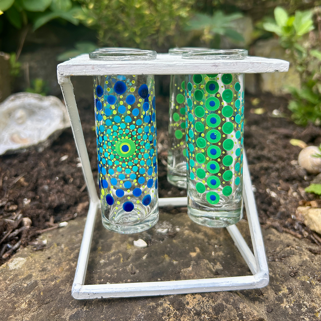 Glasvasen bemalt mit Mandalas in Grün und Blau