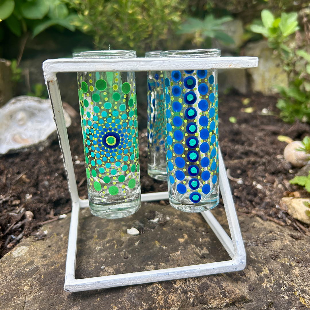 Glasvasen bemalt mit Mandalas in Grün und Blau