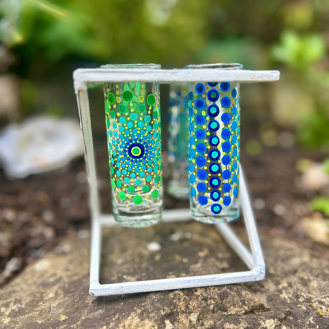 Glasvasen bemalt mit Mandalas in Grün und Blau