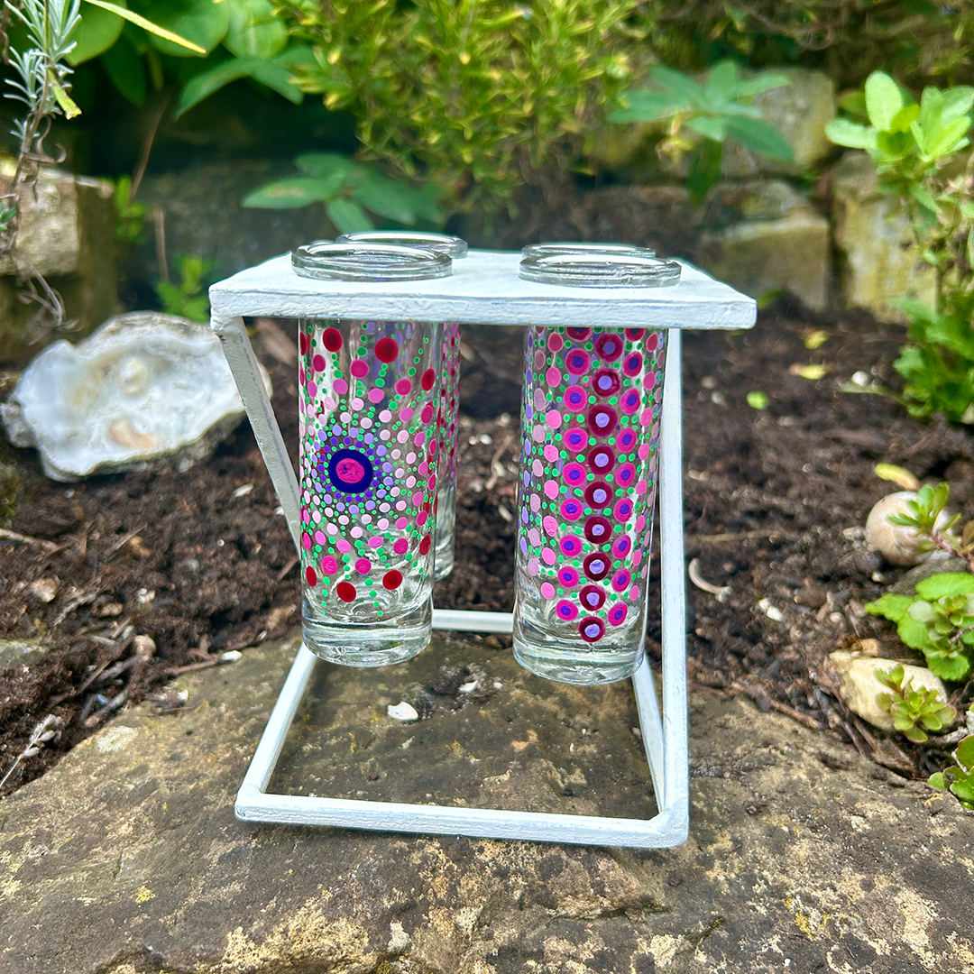Glasvasen bemalt mit Mandalas in Rosa und Violett 
