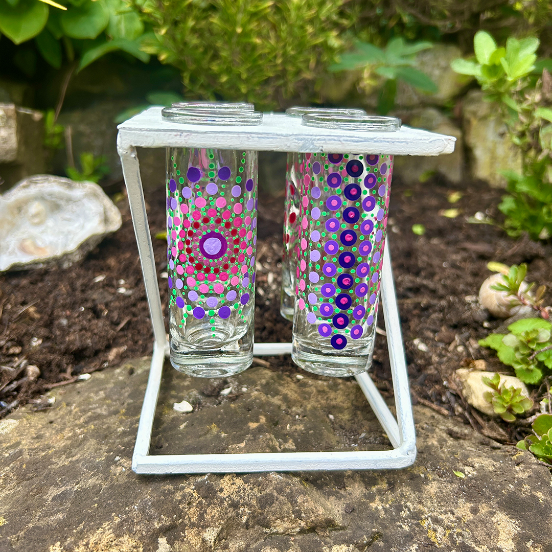 Glasvasen bemalt mit Mandalas in Rosa und Violett