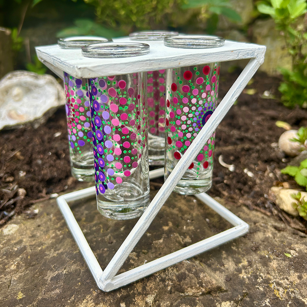 Glasvasen bemalt mit Mandalas in Rosa und Violett
